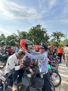 ដូចមុនអាគមន៍ចឹង តែមួយពព្រិចភ្នែកសោះ មិនដឹងថាមនុស្សនាំគ្នាមកពីណាខ្លះទេពេញនឹងអស់…