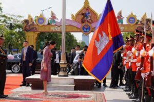 លោកជំទាវ ផែថងថាន ស៊ីណាវ៉ាត្រ នាយករដ្ឋមន្រ្តីនៃព្រះរាជាណាចក្រថៃ អញ្ជើញដាក់កម្រងផ្កាគោរពវិញ្ញាណក្ខន្ធនៅវិមានឯករាជ្យ និងពិធីថ្វាយកម្រងផ្កាគោរពព្រះវិញ្ញាណក្ខន្ធ ព្រះករុណា “ព្រះបរមរតនកោដ្ឋ”