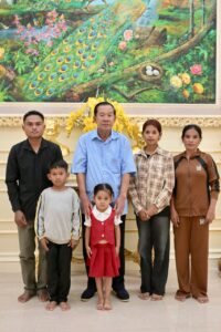 កុមារី ស៊ុន ស្រីតី (កុមារីលក់ផ្កា) បានជួបលោកតាសម្ដេចតេជោ ហើយ