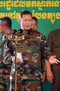 សម្តេចធិបតី អញ្ជើញជួបសួរសុខទុក្ខ និងពិនិត្យស្ថានភាពរស់នៅបណ្តោះអាសន្នរបស់បងប្អូនប្រជាពលរដ្ឋ ដែលបានជម្លៀសដោយស្ម័គ្រចិត្តមកកាន់មណ្ឌលសុវត្ថិភាព វត្តពោធិ៍៥០០០ដើម