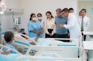 សម្តេចធិបតី ហ៊ុន ម៉ាណែត និងលោកជំទាវបណ្ឌិតបានសាកសួរសុខទុក្ខដល់បងប្អូនប្រជាពលរដ្ឋខ្មែរស្លូតត្រង់ ចំនួន៣រូប ដែលបានរងរបួសដោយការបាញ់ប្រហារពីយោធាថៃនៅភូមិព្រៃចាន់