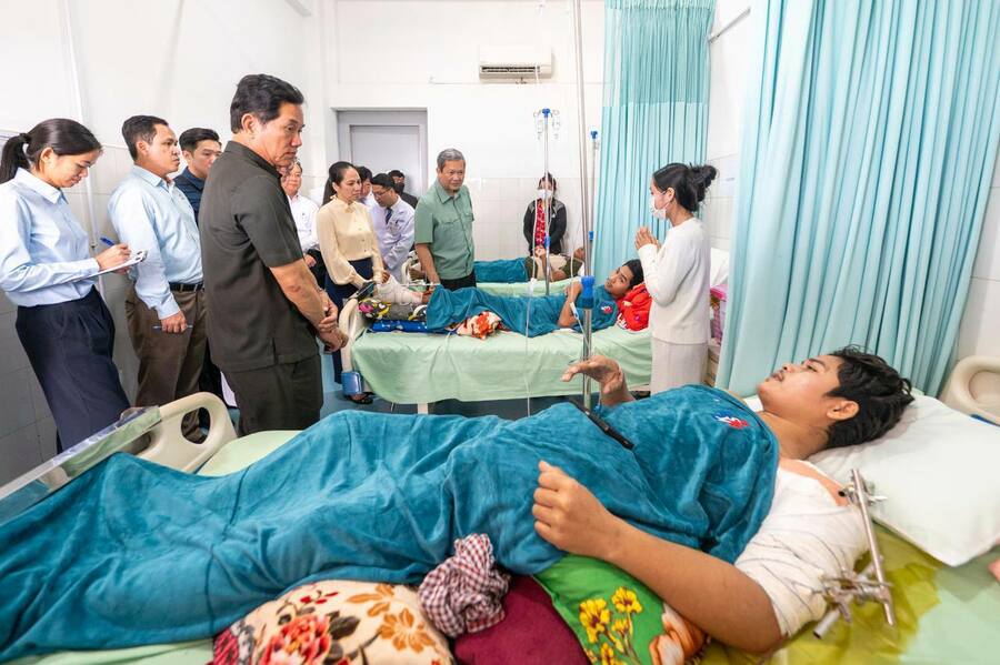 សម្តេចធិបតី និងលោកជំទាវបណ្ឌិត អញ្ជើញជួបសួរសុខទុក្ខវីរកងទ័ព និងវីរនគរបាលដែលរងរបួសក្នុងសមរភូមិ​ និងបានបញ្ជូនមកសម្រាកព្យាបាលបន្តនៅតាមមន្ទីរពេទ្យក្នុងរាជធានីភ្នំពេញ