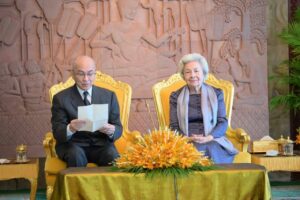 ព្រះកុរណាព្រះមហាក្សត្រ និងសម្តេចព្រះមហាក្សត្រី សព្វព្រះរាជហឬទ័យប្រោសព្រះរាជទានវីរកងទ័ពទាំង១៨រូប ដែលបាននិវត្តន៍មកកាន់មាតុប្រទេសវិញ ប្រកបដោយសុខសុវត្ថិភាពខ្ពស់ ក្រោយពីស្ថិតក្នុងការឃុំគ្រងរបស់ភាគីថៃអស់រយៈពេល ១៥៥ថ្ងៃ ចូលក្រាបថ្វាយបង្គំគាល់