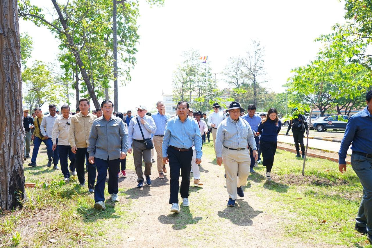 ឯកឧត្តម ប្រាក់ សុខុន ដឹកនាំអង្គទូតនិងអង្គការអន្តរជាតិ បន្តចុះពិនិត្យទីតាំងនៅឃុំថ្មដា ស្រុកវាលវែងដែលកងទ័ពថៃដាក់ពង្រាយទូកុងតឺន័រនិងបន្លាលួស