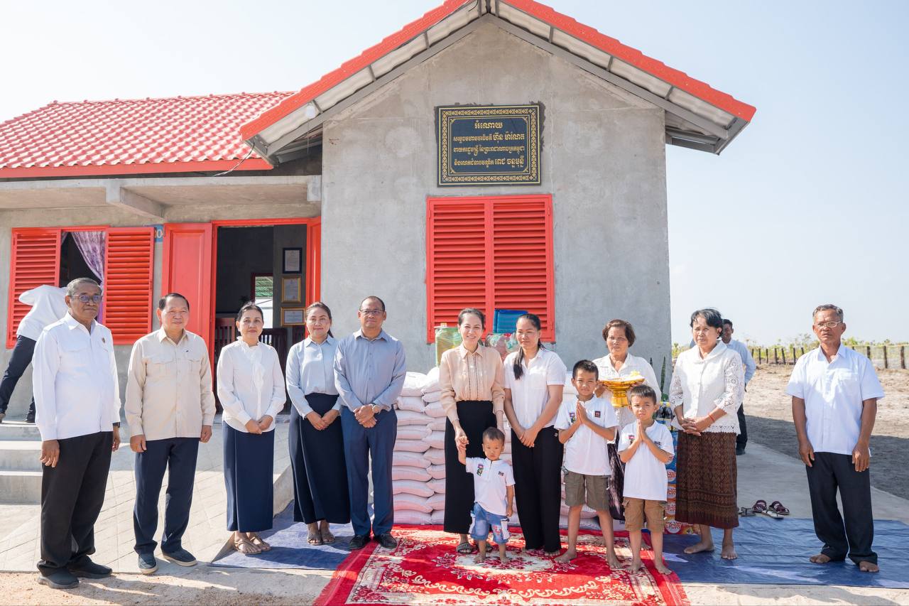 លោកជំទាវបណ្ឌិត ពេជ ចន្ទមុន្នី ហ៊ុនម៉ាណែត អញ្ជើញប្រគល់ផ្ទះថ្មី ជូនក្រុមគ្រួសាររបស់វីរកងទ័ពពលី នៅក្នុងមូលដ្ឋានខេត្តកំពង់ឆ្នាំង