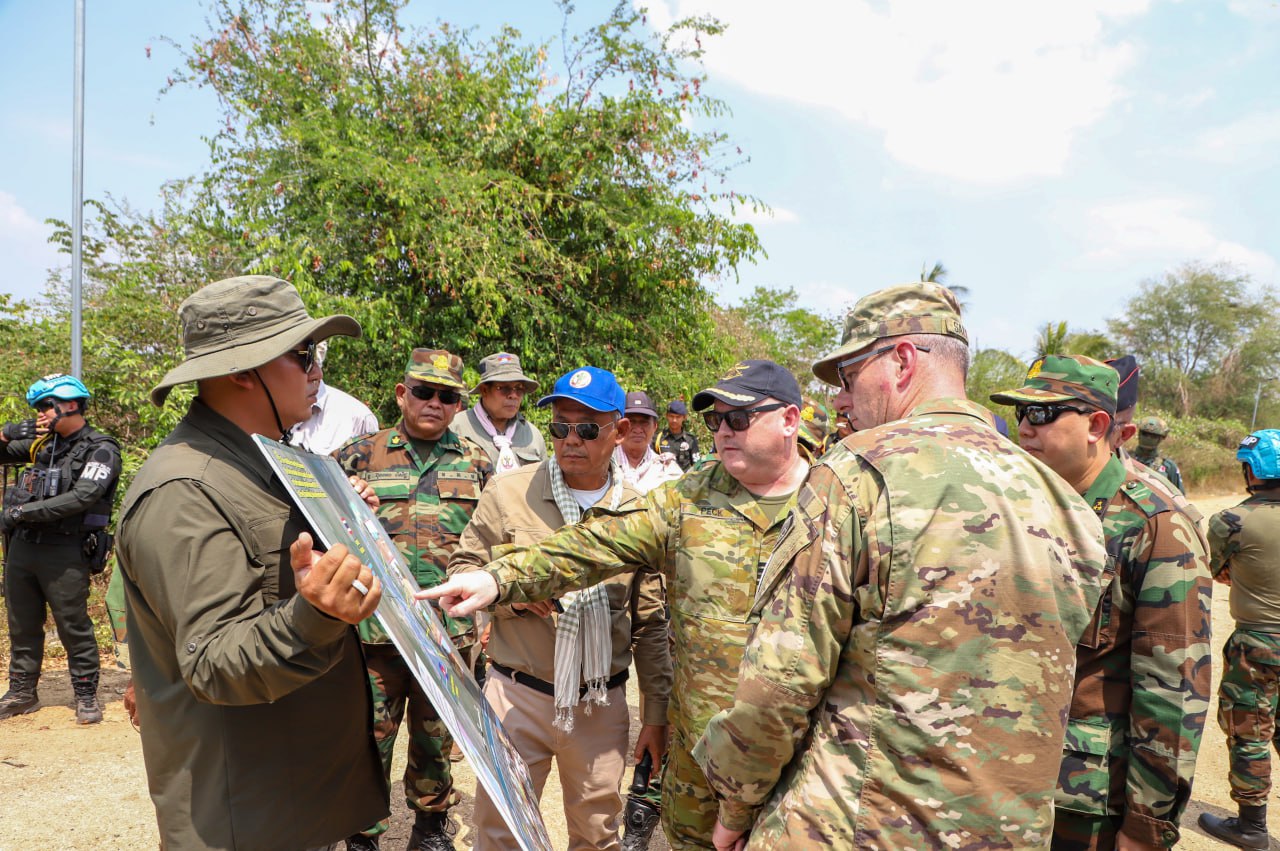 ប្រតិភូអនុព័ន្ធយោធាបរទេសប្រចាំកម្ពុជាចំនួន ១២ប្រទេស ចុះពិនិត្យទីតាំងដែលទទួលរងការវាយប្រហារ រាយបន្លាលួស និងដាក់ទូកុងតឺន័រ កាន់កាប់ដោយខុសច្បាប់របស់យោធាថៃ