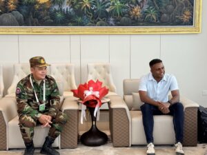 នាយទាហានបន្តវេនរបស់ប្រទេសសិង្ហបុរីចំនួនពីររូបបានមកដល់កម្ពុជាដើម្បីចូលរួមជាមួយក្រុមអ្នកសង្កេតការណ៍អាស៊ាន(AOT)