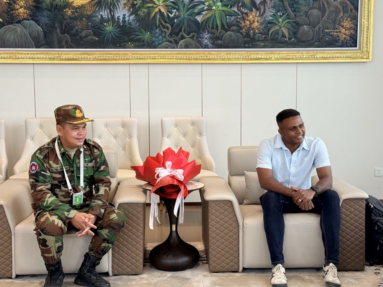 នាយទាហានបន្តវេនរបស់ប្រទេសសិង្ហបុរីចំនួនពីររូបបានមកដល់កម្ពុជាដើម្បីចូលរួមជាមួយក្រុមអ្នកសង្កេតការណ៍អាស៊ាន(AOT)