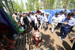 ឯកឧត្តម ប្រាក់ សុខុន ដឹកនាំឯកអគ្គរាជទូត និងអង្គការអន្តរជាតិ ចុះសួរសុខទុក្ខប្រជាពលរដ្ឋភៀសសឹកខេត្តពោធិ៍សាត់