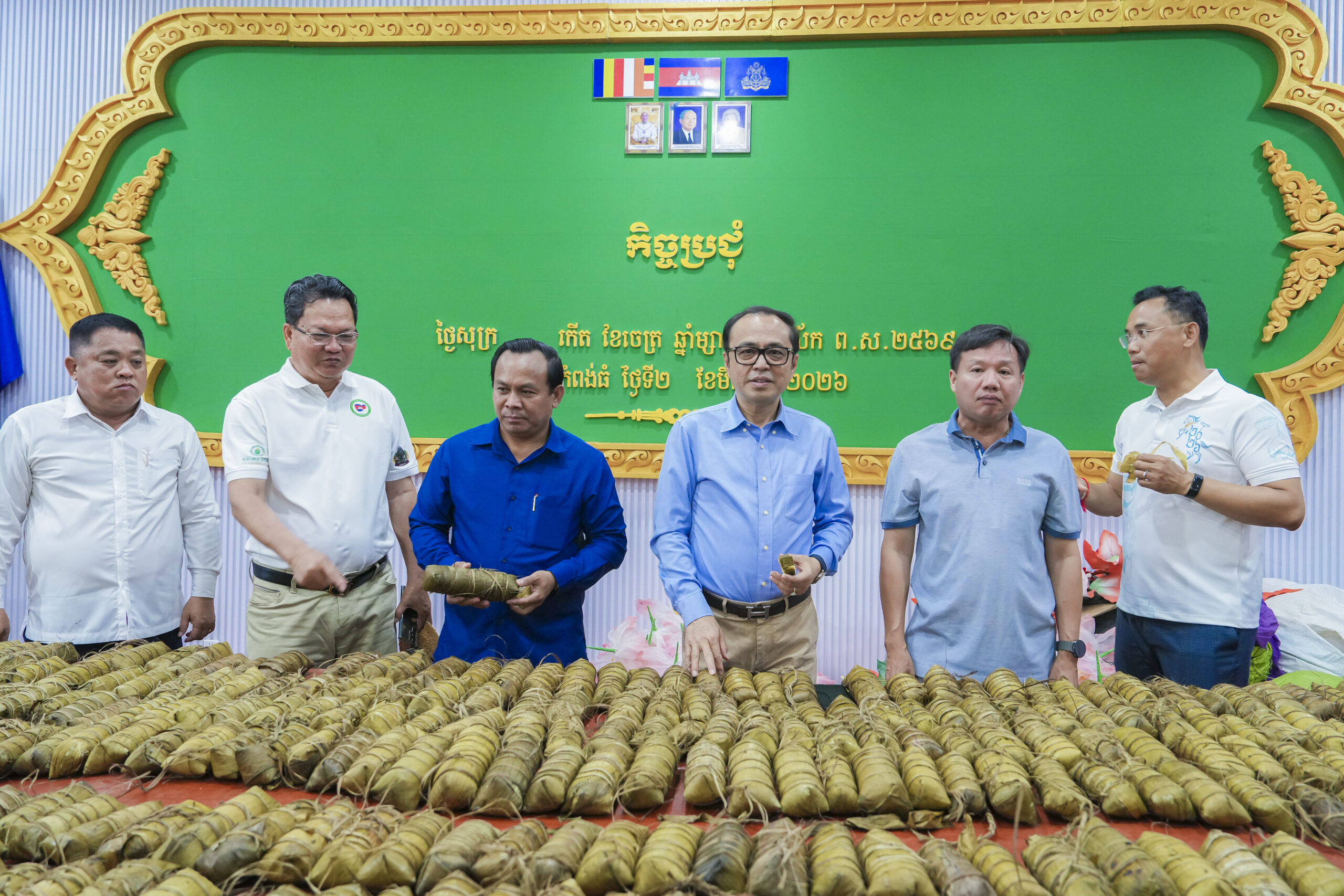 ឯកឧត្តមឧបនាយករដ្ឋមន្ត្រីប្រចាំការ វង្សី វិស្សុត និងលោកជំទាវ អញ្ជើញចូលរួមវេចនំអន្សមជាមួយមន្រ្តីរដ្ឋបាលខេត្តកំពង់ធំ ប្រជាពលរដ្ឋ និងសិស្សានុសិស្ស សម្រាប់ផ្ញើជូនវីរកងទ័ពដែលឈរជើងនៅតាមបណ្ដោយព្រំដែន