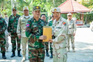 ឯកឧត្តម ទៀ សីហា ចុះទៅសមរភូមិមុខ ដើម្បីសួរសុខទុក្ខនិងផ្តល់អំណោយដល់កងទ័ព