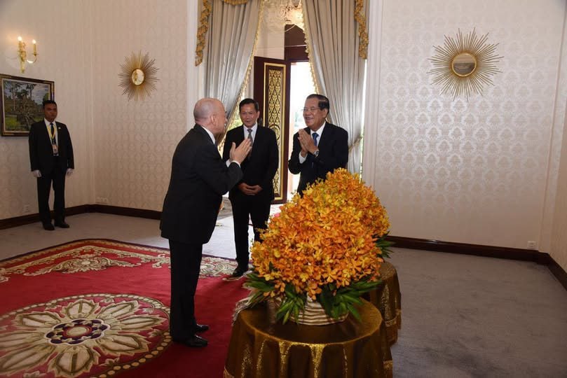 សម្តេចតេជោ ហ៊ុន សែន រួមជាមួយកូនប្រុសពីរនាក់ បានអញ្ជើញដង្ហែព្រះមហាក្សត្រយាងចូលបន្ទប់វះកាត់ដោយផ្ទាល់