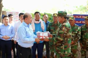 ឯកឧត្តម ហ៊ុន ម៉ានី នាំយកនូវការសាកសួរសុខទុក្ខពីសម្តេច ថ្នាក់ដឹកនាំ មន្ត្រីរាជការ និងនាំយកវត្ថុអនុស្សាវរីយ៍និងការសរសេរសារដោយដៃរបស់មហាជន ជូនទៅដល់វីរៈកងកម្លាំងដែលកំពុងឈរជើងការពារព្រំដែន