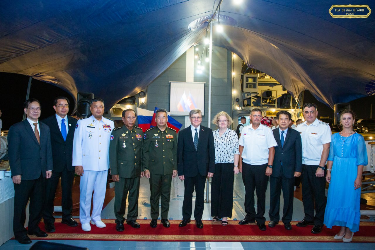 ឯកឧត្តម ទៀ សីហា ទទួលស្វាគមន៍នាវាចម្បាំងរបស់រុស្ស៊ីចំនួន២គ្រឿងចូលចតនៅកំពង់ផែស្វយ័តក្រុងព្រះសីហនុ