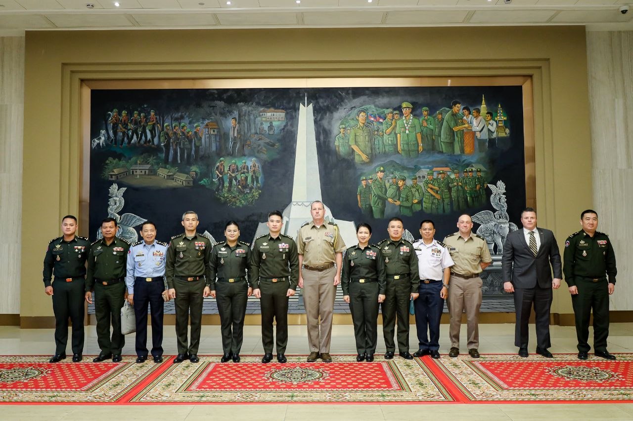 ឯកឧត្តមឧត្តមសេនីយ៍ឯក រ៉ាត់ ដារ៉ារ័ត្ន ទទួលជួបសម្តែងការគួរសមនិងពិភាក្សាការងារជាមួយឣនុពន្ធ័យោធាសហរដ្ឋឣាមេរិកប្រចាំកម្ពុជា