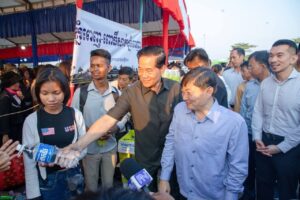 ឯកឧត្តម ហេង សួរ និងឯកឧត្តម ឃួង ស្រេង អញ្ជើញជូនដំណើរបងប្អូនកម្មករនិយោជិតនិងប្រជាពលរដ្ឋធ្វើដំណើរទៅស្រុកកំណើត