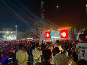 ពិតជាអស្ចារ្យខ្លាំងណាស់មែនទែន កម្មពិធី GANZBERG SEASONAL FRUIT FESTIVAL CONCERT មានការចូលរួមពីសំណាកប្រជាពលរដ្ឋជាច្រើនកុះករ នៅក្រុងបាត់ដំបង ខេត្តបាត់ដំបងហើយជាពិសេសទៀតនោះ ទាំងភ្ញៀវជាតិ និងងអន្តរជាតិបានមកលេងកំសាន្តក្នុងរាត្រីទីមួយ ថ្ងៃទី១៨ ខែកក្កដា ឆ្នាំ២០២៦។