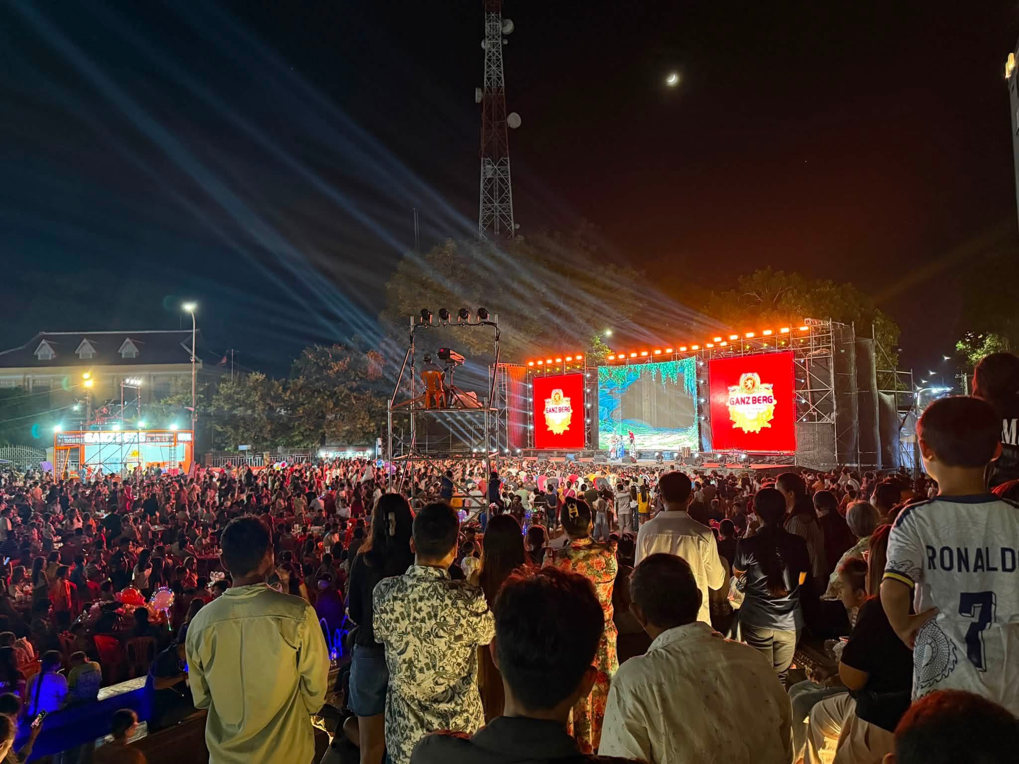 ពិតជាអស្ចារ្យខ្លាំងណាស់មែនទែន កម្មពិធី GANZBERG SEASONAL FRUIT FESTIVAL CONCERT មានការចូលរួមពីសំណាកប្រជាពលរដ្ឋជាច្រើនកុះករ នៅក្រុងបាត់ដំបង ខេត្តបាត់ដំបងហើយជាពិសេសទៀតនោះ ទាំងភ្ញៀវជាតិ និងងអន្តរជាតិបានមកលេងកំសាន្តក្នុងរាត្រីទីមួយ ថ្ងៃទី១៨ ខែកក្កដា ឆ្នាំ២០២៦។