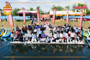 នេះជាទិដ្ឋភាពដែលមិនសូវបានឃើញ មនុស្សអ៊ូងអរពេញទីតាំងតែម្តង! គ្រាន់តែឮថា GANZBERG រៀបចំយុទ្ធនាការប្រលែងកូនត្រី បងប្អូនប្រជាពលរដ្ឋជាច្រើននាក់សម្រុកមកជួបជុំគ្នា ដើម្បីរួមគ្នាប្រលែងកូនត្រី ជាមួយ GANZBERG ក្នុងបេសកកម្មថែរក្សាធនធានធម្មជាតិ