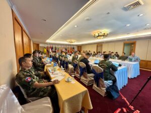 ក្រុម AOT ស្តាប់បទបង្ហាញដោយប្រធានក្រុមវាស់វែងចម្រុះកម្ពុជា-ថៃ «ស្តីពីវឌ្ឍនភាពនៃការងារខណ្ឌសីមានិងបោះបង្គោលព្រំដែនរវាងកម្ពុជានិងថៃ»