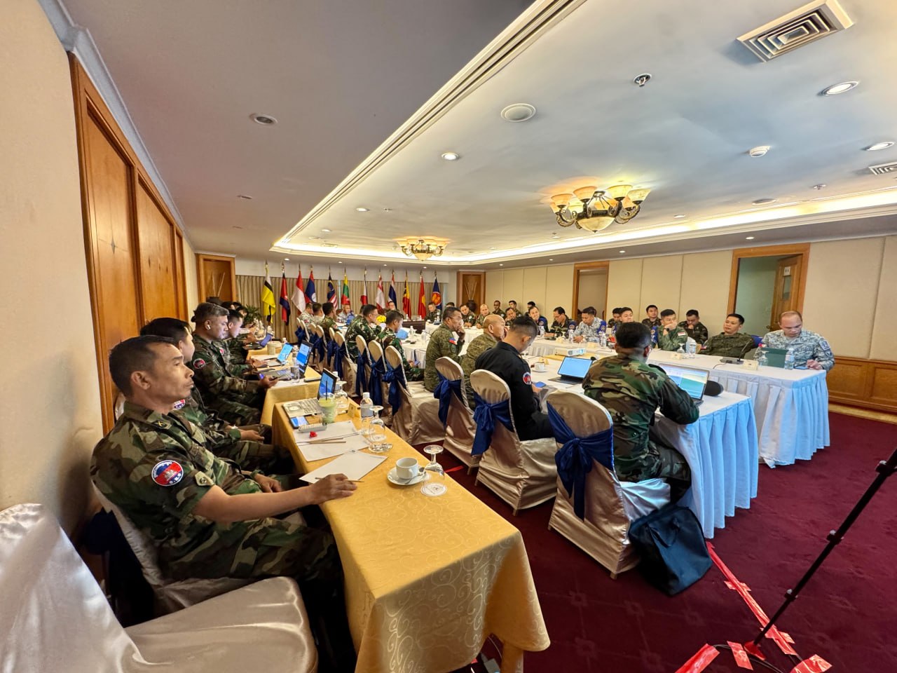 ក្រុម AOT ស្តាប់បទបង្ហាញដោយប្រធានក្រុមវាស់វែងចម្រុះកម្ពុជា-ថៃ «ស្តីពីវឌ្ឍនភាពនៃការងារខណ្ឌសីមានិងបោះបង្គោលព្រំដែនរវាងកម្ពុជានិងថៃ»