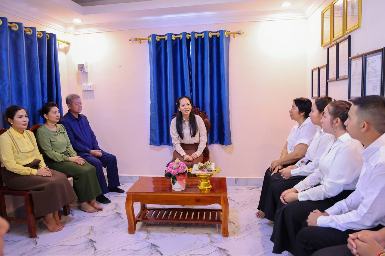 លោកជំទាវបណ្ឌិត ពេជ ចន្ទមុន្នី ហ៊ុន ម៉ាណែត អញ្ជើញប្រគល់ផ្ទះថ្មីចំនួន៣ខ្នងជូនក្រុមគ្រួសាររបស់វីរកងទ័ពពលីក្នុងទឹកដីខេត្តកណ្តាល