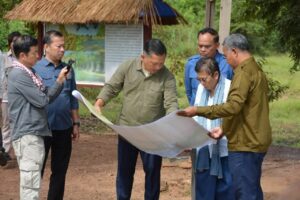 រដ្ឋមន្រ្តីក្រសួងវប្បធម៌ចុះពិនិត្យមើលស្ថានភាពទូទៅនៃស្ពានទ័ពដែលរងការខូចខាតដោយសារយន្តហោះ F-16ទម្លាក់គ្រាប់បែក