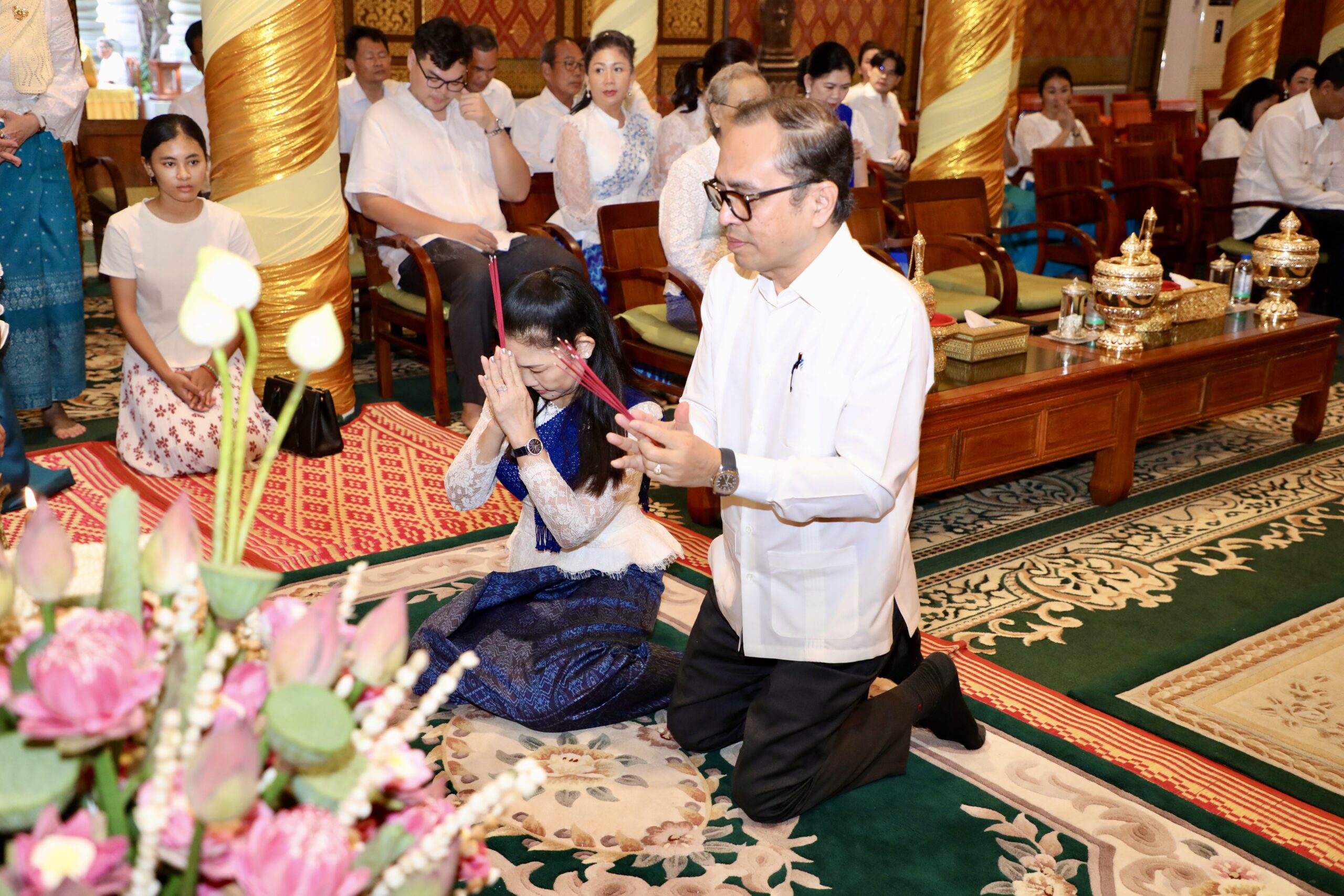 ឯកឧត្តមឧបនាយករដ្ឋមន្ត្រីប្រចាំការ វង្សី វិស្សុត និងលោកជំទាវ ព្រមទាំងថ្នាក់ដឹកនាំនិងមន្ត្រីរាជការ នៃទីស្តីការគណៈរដ្ឋមន្ត្រី បានអញ្ជើញកាន់បិណ្ឌវេនទី៦ នៅវត្តលង្កាព្រះកុសុមារាម រាជធានីភ្នំពេញ